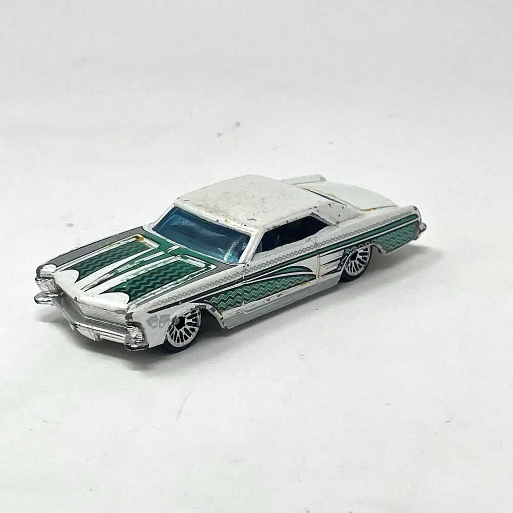 Vintage Hot Wheels ‘64 Buick Rivera 2001 Mattel Rare Diecast White & Green Car